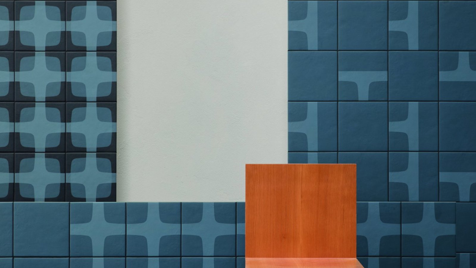 Стена Betty от Mutina с графической решёткой Night Blue
