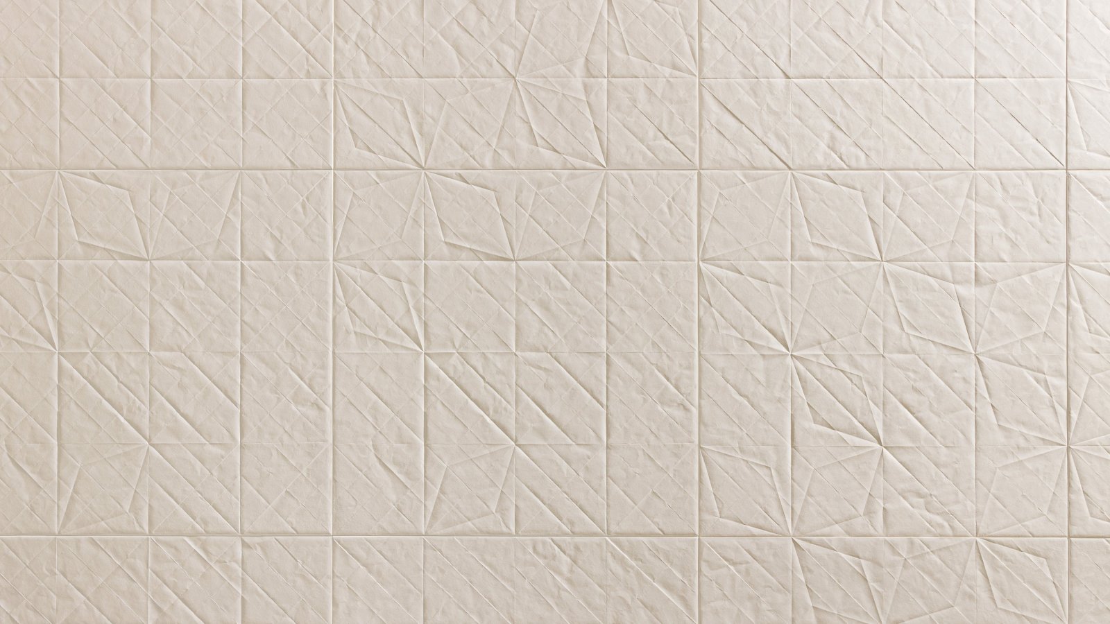 Поверхность керамогранита Folded от Mutina с рельефом сложенной бумаги