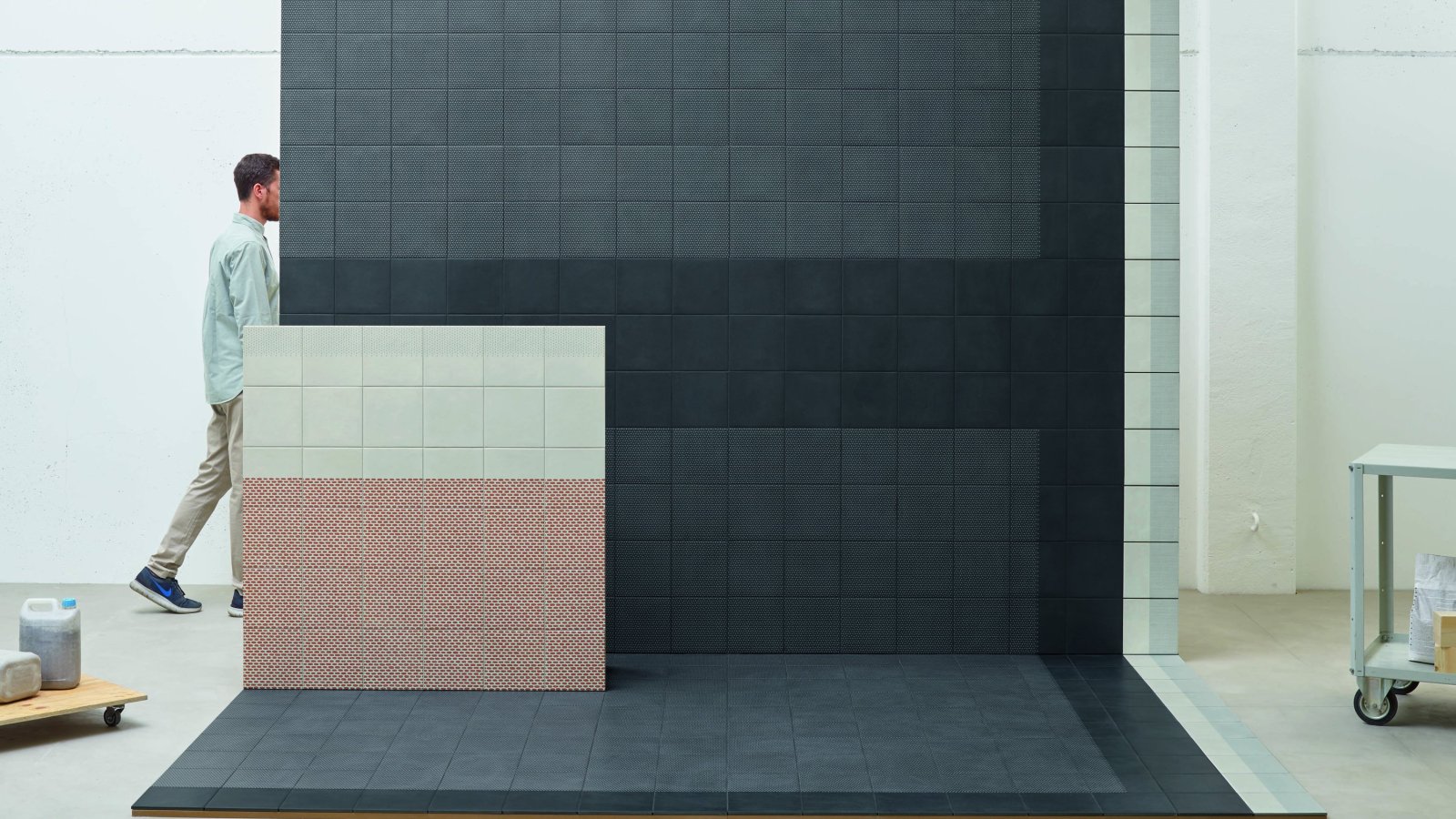Укладка Tape Mutina со смешанными графическими узорами из глазурованного керамогранита