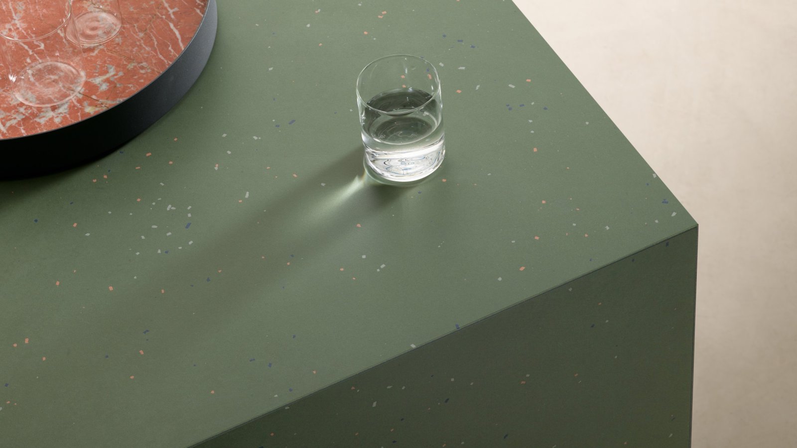 Поверхность Primavera от Mutina с цветными керамическими вкраплениями