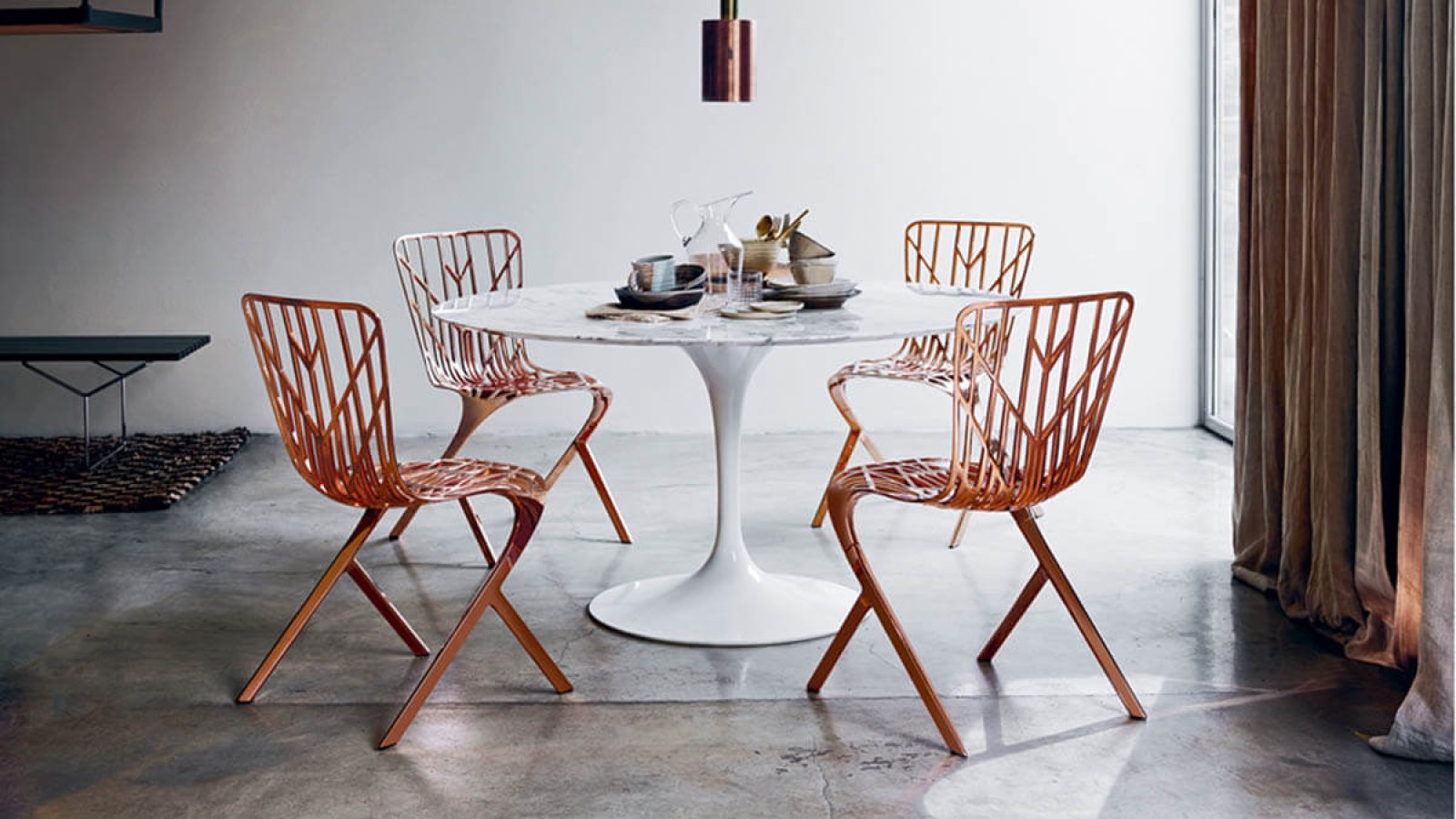 Овальный стол для переговоров Saarinen от Knoll с мраморной столешницей в зале совета