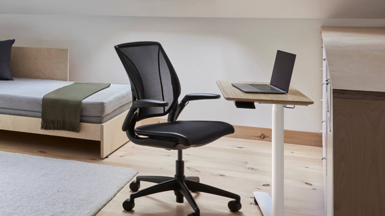 Эргономичное кресло для персонала World LM от Humanscale в кабинете
