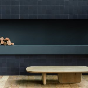 Зона ожидания с полом Mews цвета Chalk и кожаными креслами