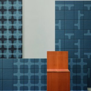 Стена Betty от Mutina с графической решёткой Night Blue