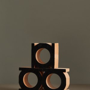 Перегородка Jali от Mutina в интерьере с креслом