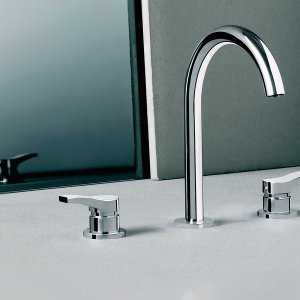 Ручной душ FIT со шлангом рядом с органами управления AL/23