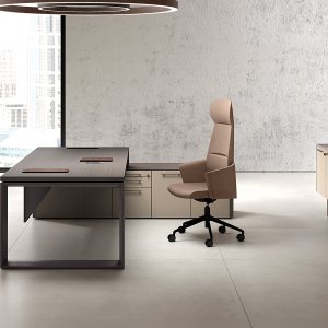 Переговорный стол Arche от Bralco с кожаной вставкой в столешнице