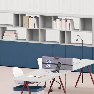 Стеллаж Archiutti Lay на скамье с открытыми нишами и распашными дверцами