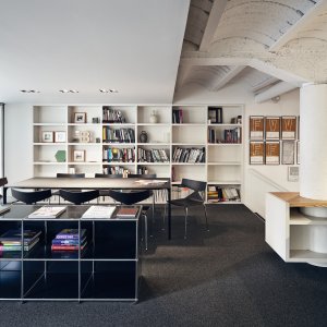 Кабельный лоток, установленный под столом Nuur Office от Arper