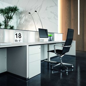 Композиция Lux шириной 400 см в холле компании