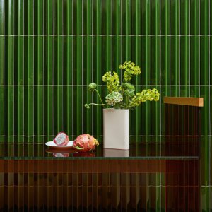Стена из керамики Rombini от Mutina с объёмным рельефом в кабинете