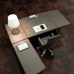 Директорский стол iSixty от Codutti, мир Luxury в золотой коже и ясене silicio