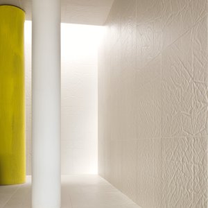 Ванная, облицованная белым Folded от Raw Edges