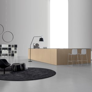 Блок питания светодиодной планки за панелью стойки Qubo