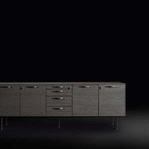 Высокий стол Eleva с розеткой у основания опоры