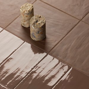 Уши, рты и глаза Glossy на фоне Chalk Matt 15×15 от Mutina