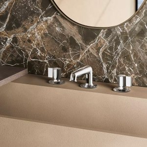 Душевая колонна Flora Outdoor у бассейна в отделке из шлифованной стали