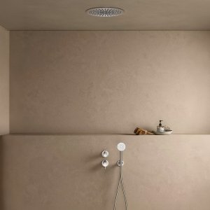 Напольный смеситель для ванны Fantini Flora рядом с отдельно стоящей ванной