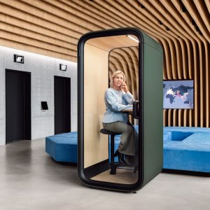 Интерьер кабины Framery One Compact со столом из берёзовой фанеры