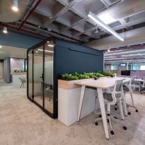 Сенсорный экран на столе переговорной Framery Six