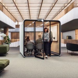 Встреча шести человек в переговорной Framery Six