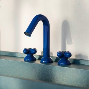 Красный излив-дуга смесителя Fantini I Balocchi крупным планом