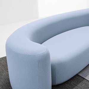Средний пуф Lisse от LaCividina, вид сбоку на светлом фоне
