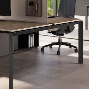 Оперативный desking-bench 5th Element от Las Mobili на трапециевидных опорах-мостах из тянутой стали