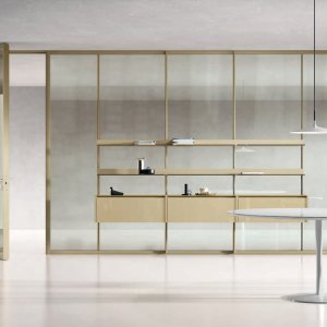 Полки Giano, установленные на перегородке Simple Bold