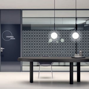 Контейнер Giano из лакированного стекла на перегородке Simple Bold