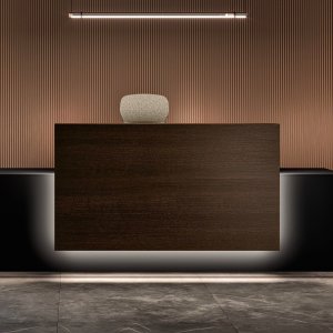 Стойка ресепшн Lux от Bralco с периметровым LED-светом