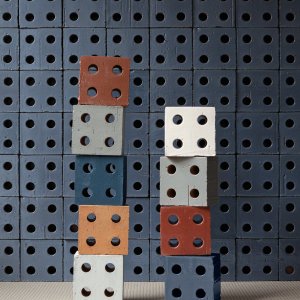 Башни цветных блоков Bloc у стены Bloc Blue