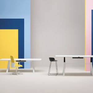 Регулируемый по высоте Arki-Table ADJ в положении для работы стоя