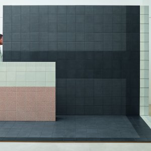 Укладка Tape Mutina со смешанными графическими узорами из глазурованного керамогранита