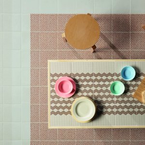 Узор Zigzag Black коллекции Tape Mutina на чёрной базе
