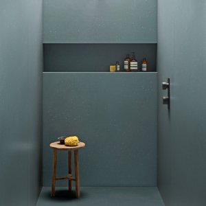 Фрагмент плиты Primavera Verde с розовыми и синими вкраплениями