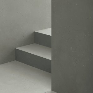 Пол Primavera Nero со стеной Grigio и кожаным креслом