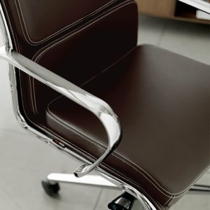 Кабинет руководителя в Москве с The Season Comfort в коже цвета коньяк