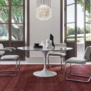 Приставной столик семейства Saarinen от Knoll рядом с диваном ожидания