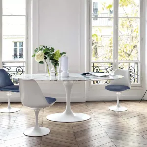 Стол Saarinen со стульями Tulip в переговорной комнате