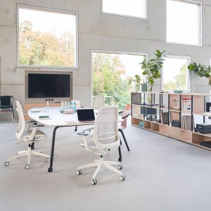 Ряд кресел se:air вдоль бенча для hot desking