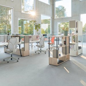Пять кресел для посетителей se:kit Sedus, штабелированных на тележке