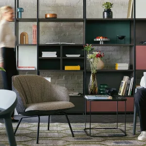 Низкое широкое лаунж-кресло se:café soft lounge chair на ножках из натурального бука