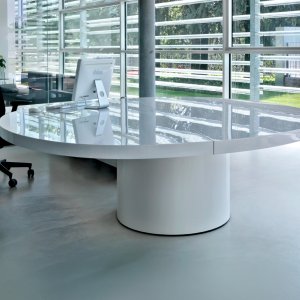 Столешница толщиной 7 см консольно над боковой тумбой Asymmetrical