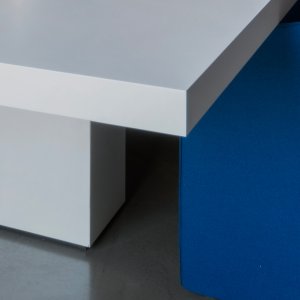 Алюминиевый стык между секциями столешницы Asymmetrical Meeting