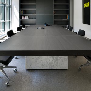 Образцы шести дубов для столешницы Asymmetrical Meeting
