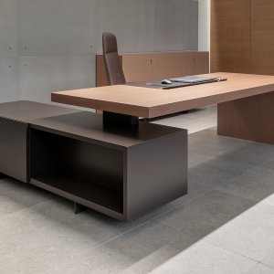 Стол руководителя Asymmetrical от Tecno с зазором между тумбой и столешницей