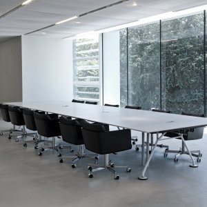 Стол Nomos с ультрапрозрачным закалённым стеклом