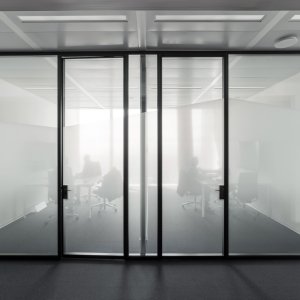 Моторизованные жалюзи в камере остекления W80