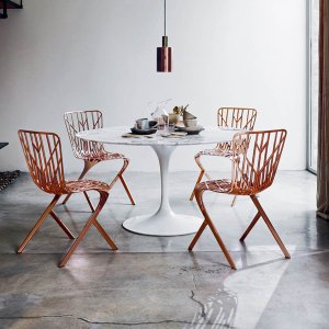 Овальный стол для переговоров Saarinen от Knoll с мраморной столешницей в зале совета